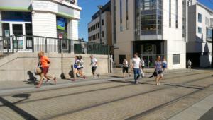 Coureurs bénévoles dans les rues de Nantes