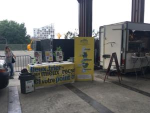 Aux Arbres à Nantes - Table de tri à côté des food trucks